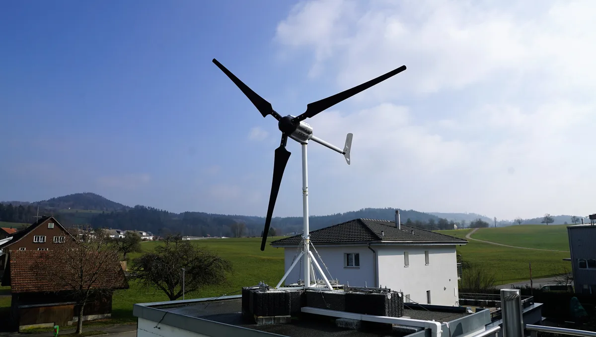 Man sieht ein kleines Windrad.